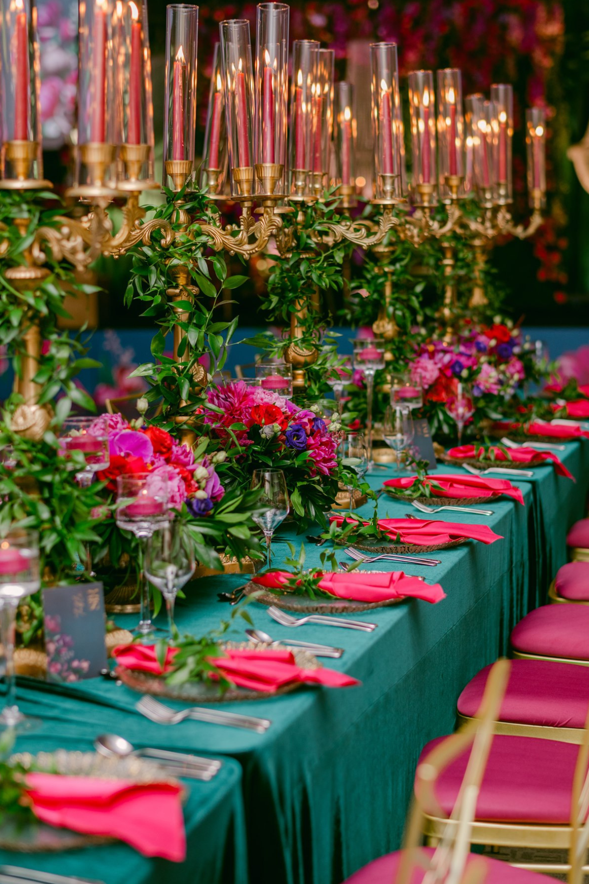 secret-garden-wedding-reception-greenery-pink-purple-gold-candelabras-napkins