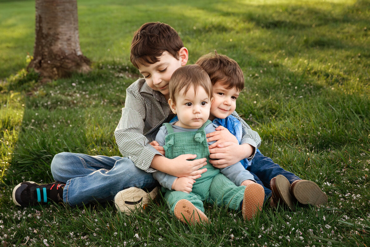 brothers-hugging-central-park-morristown-nj-family-photographers