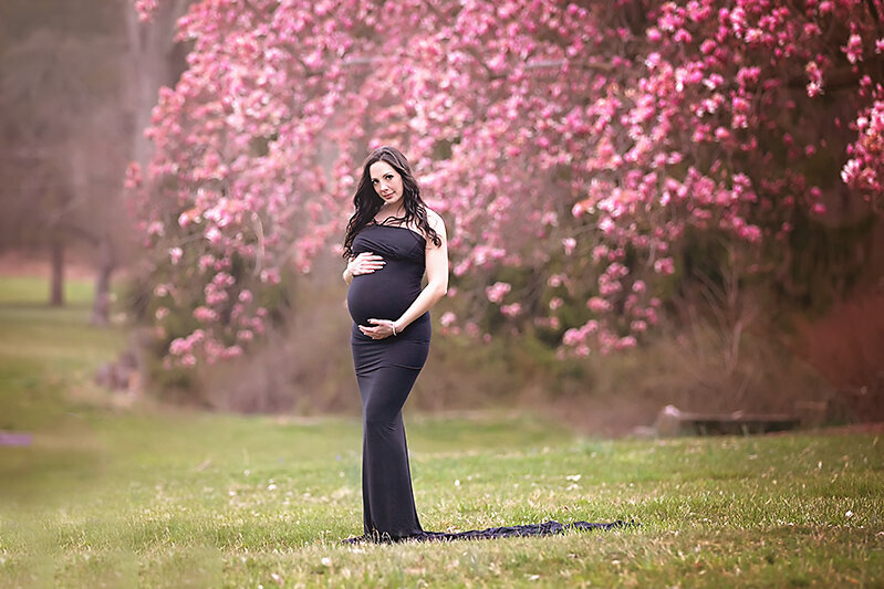 new jersey expecting mom posing for her maternity photos in NJ park