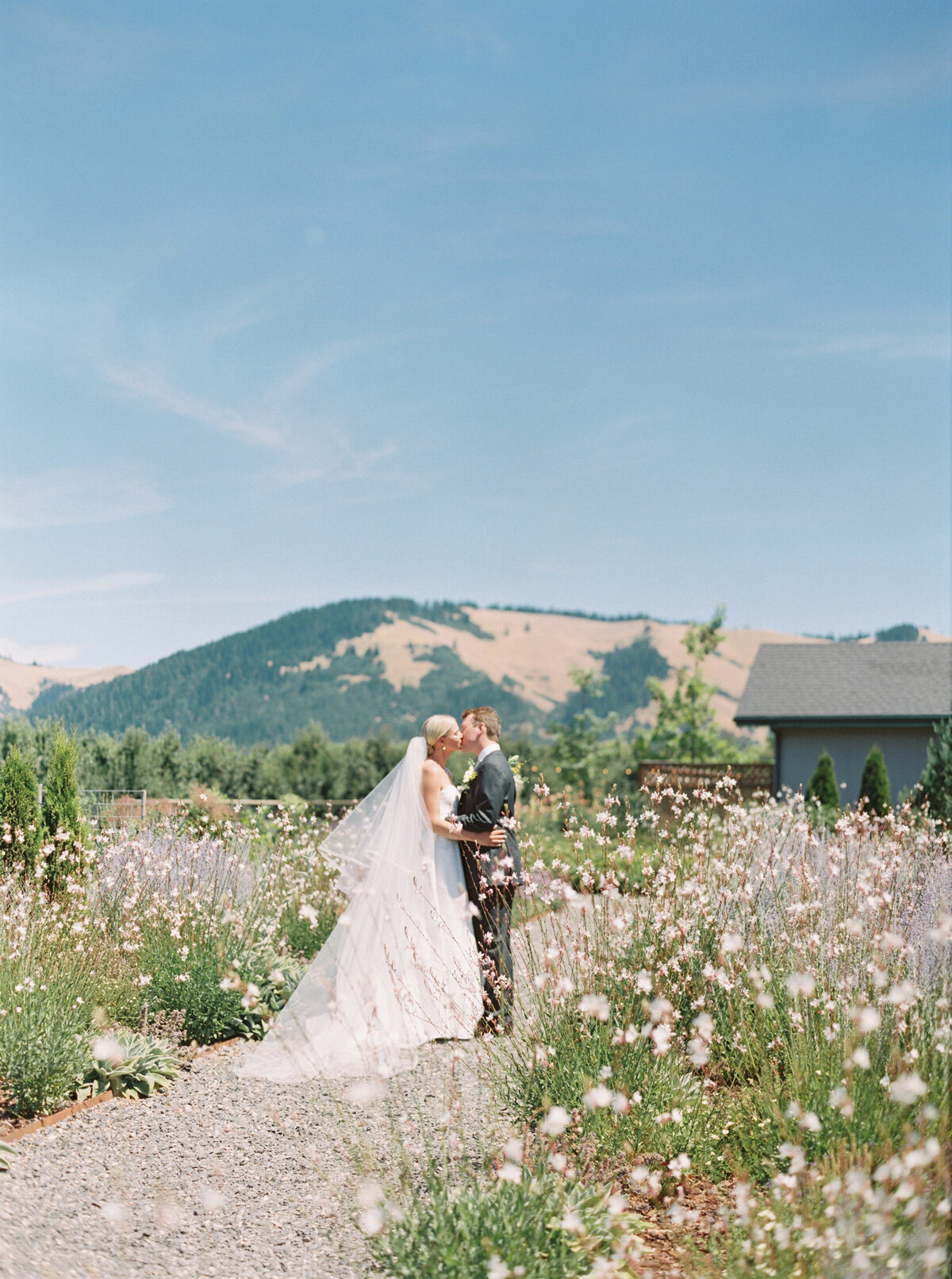 the-orchard-wedding-photos-by-the-tenneys-photography-in-hood-river-oregon-05