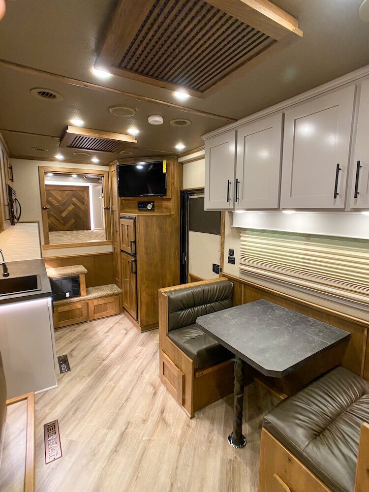 luxury-living-quarter-horse-trailers-trail-boss-conversions-living-areas-40