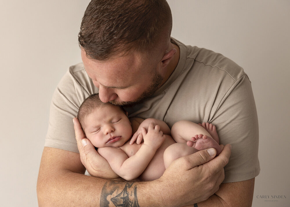 NEWBORN_BABYGIRLINDADSARMS