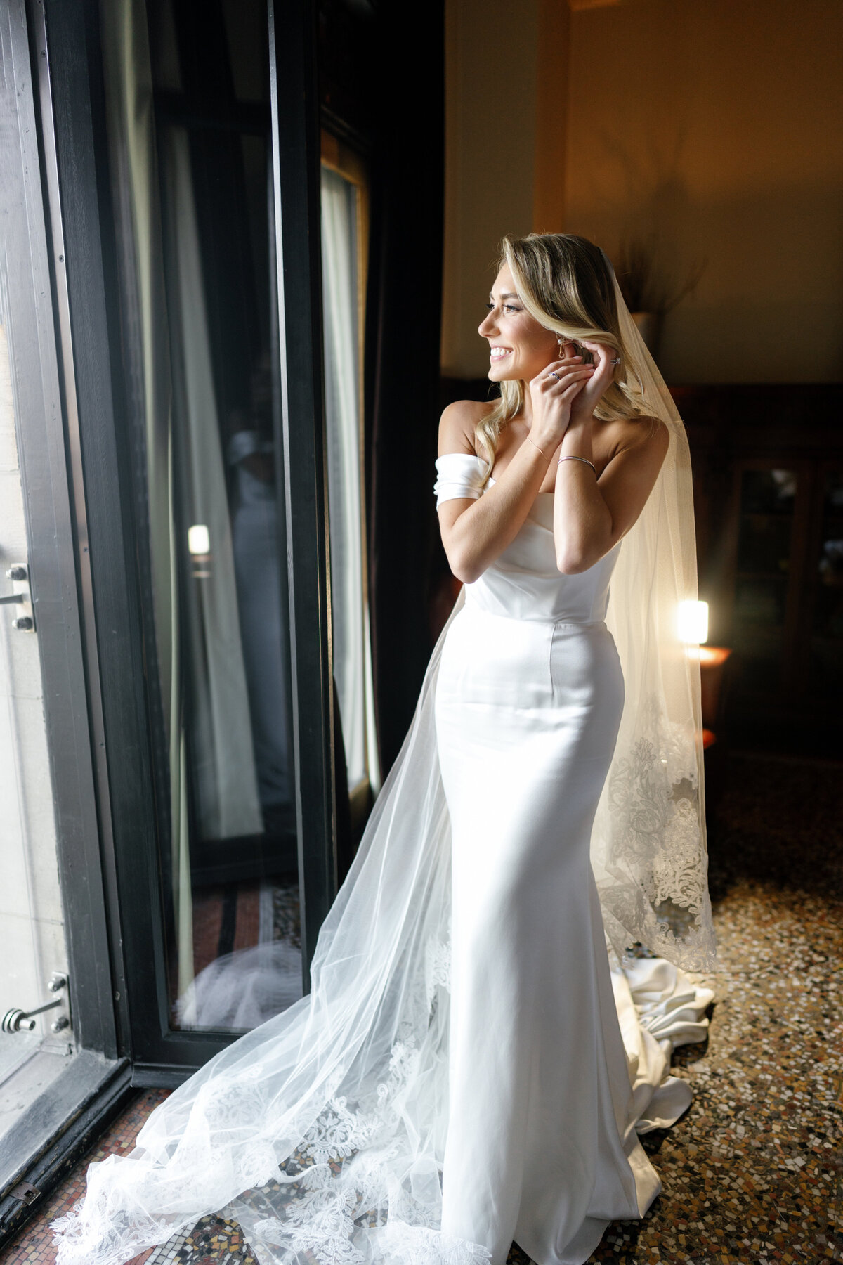 Aspen-Avenue-Chicago-Wedding-Photographer-Chicago-Athletic-Association-Simplicitee-XO-Design-Co-St-Mary-of-the-Angels-Church-Anomalie-Beauty-Timeless-Vogue-113