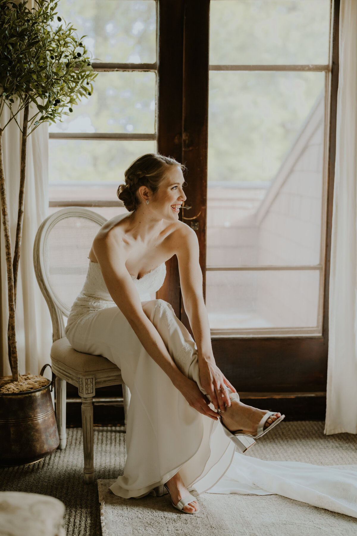 Temecula, California Wedding photographer Yescphotography Bride putting on her shoe