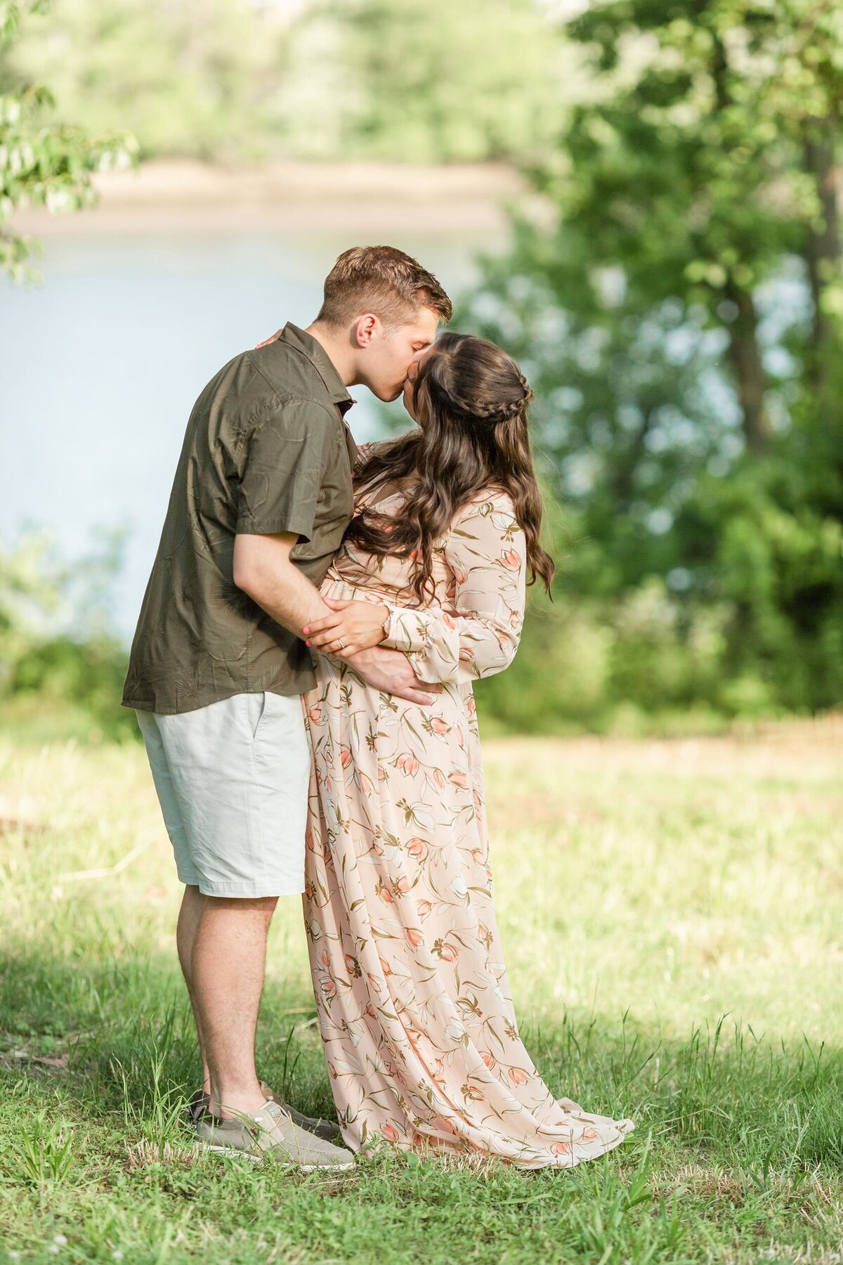 Maternity session couple kissing