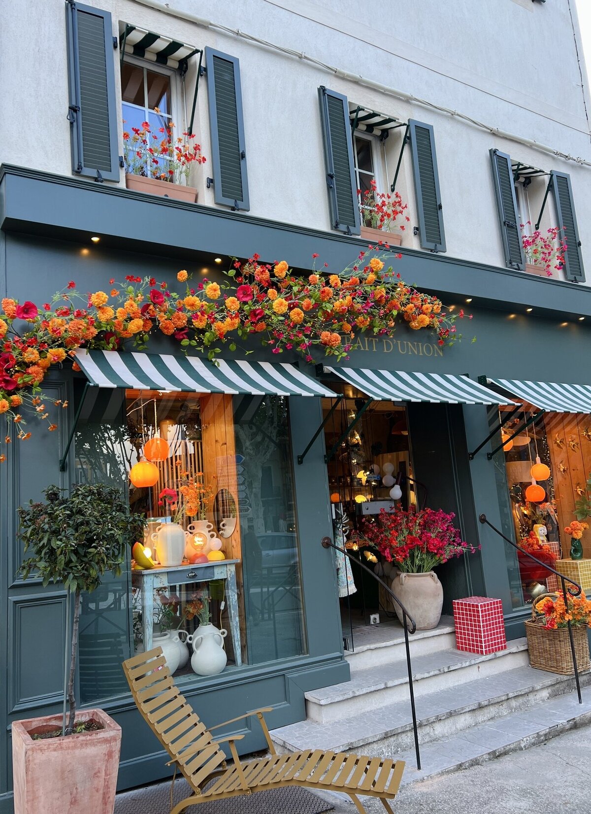 Décoration florale façade fleurie pour commerces