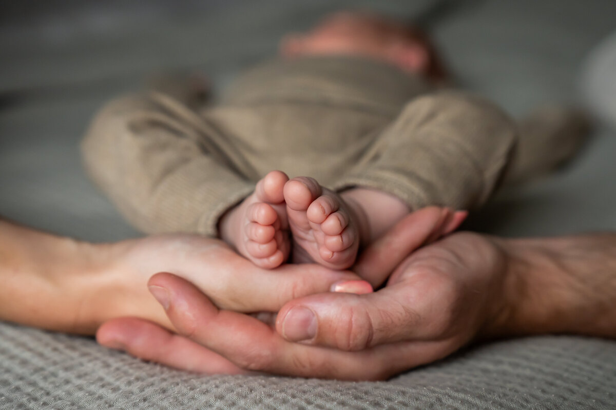 newborn fotograaf, gezinsfotografie, newbornshoot, newbornreportage, babyshoot, babyreportage familie, baby, liefde, echt, tijdloos, kleur echt, Twente, Twenterand, Westerhaar, Vriezenveen, Hardenberg, Almelo, Enschede, kinderfotografie, fotograaf, Juliantien, Schipper, Juliantien fotografie