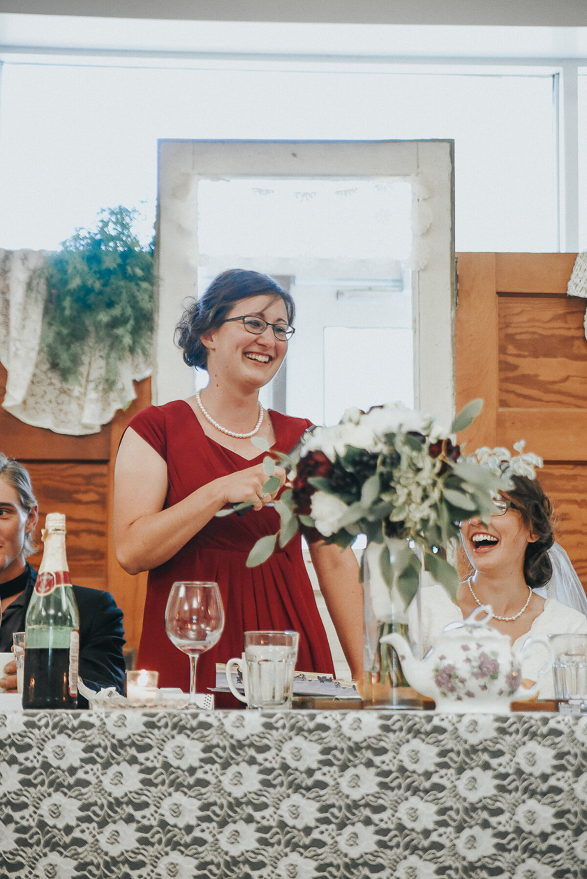 wedding speeches and cake | Iowa wedding photographer | Iowa Photographer | Playlife | Cedar Rapids | Iowa City | Kalona | Alaynna Ann Schwartz-56