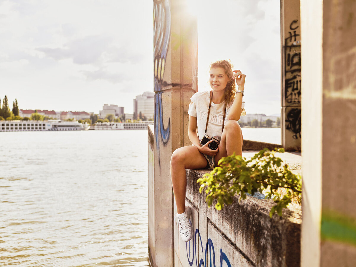 Modernes Lifestyle-Businessportrait an der Donauinsel in Wien – fotografiert von Atelier Schulte. Authentische Outdoorfotografie mit natürlichem Licht für Marken und Persönlichkeiten.