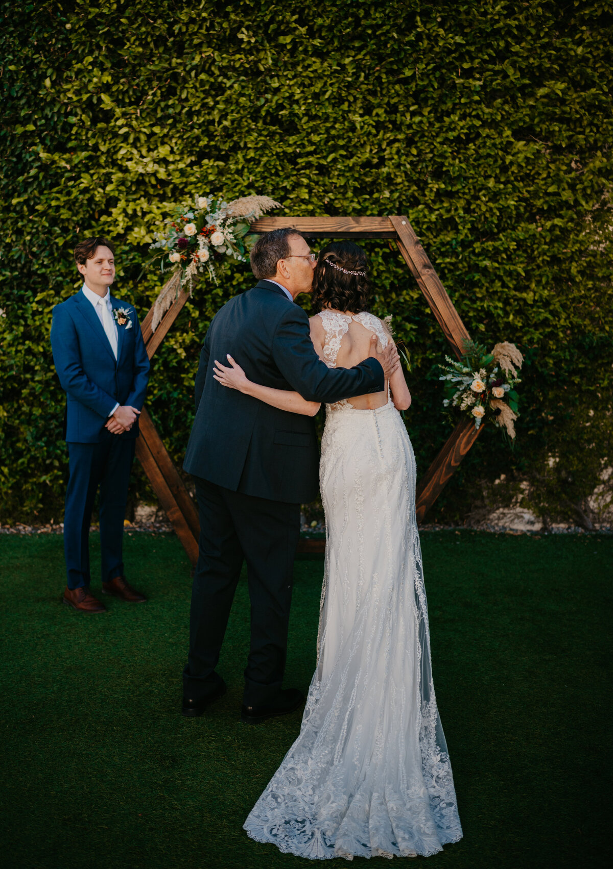 mariah-lacy-photo-elope-in-tampa-green-bench-chantilly-chic-planners-4