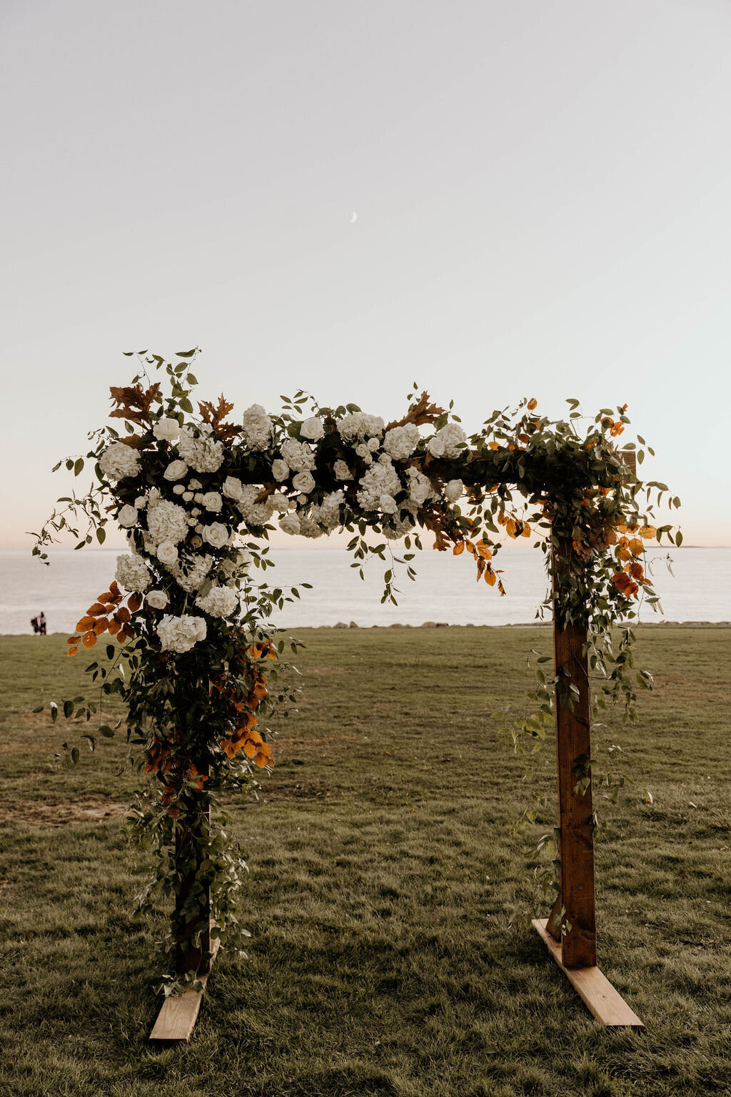 branford-house-groton-connecticut-fall-autumn-wedding-florals-flowers-tableware-rentals-ceremony-arch-bridal-bouquet-petals-&-plates-7M7A8486