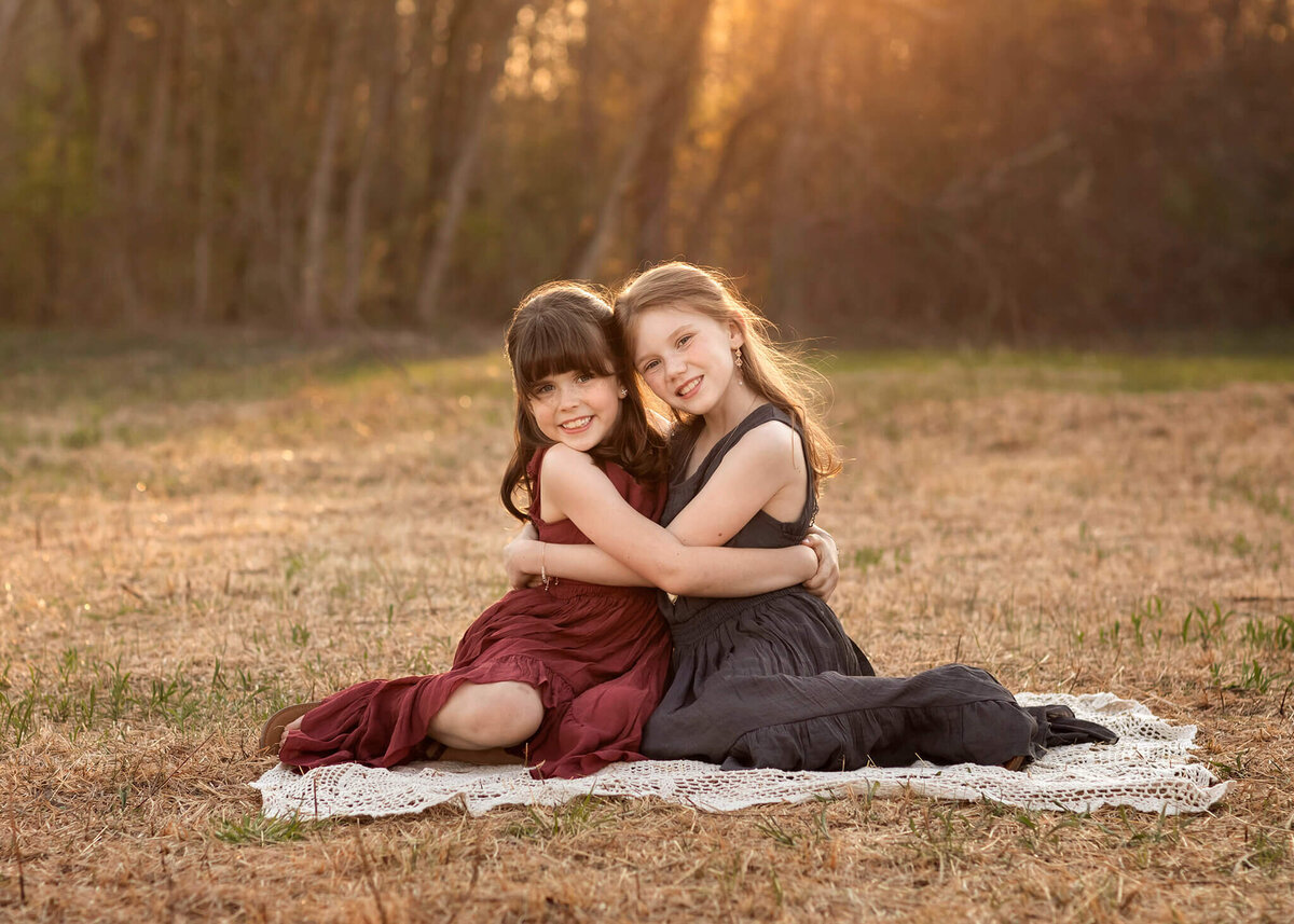 Portrait photographer captures NJ session with two sisters on blanket