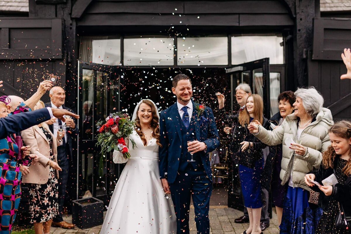 confetti-wedding-red-bouquet