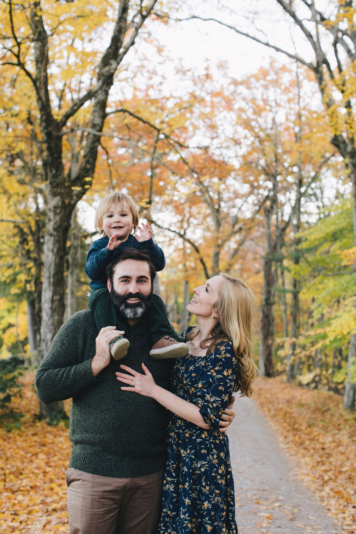 couple with child on dads shoulders at new hampshire family photoshoot
