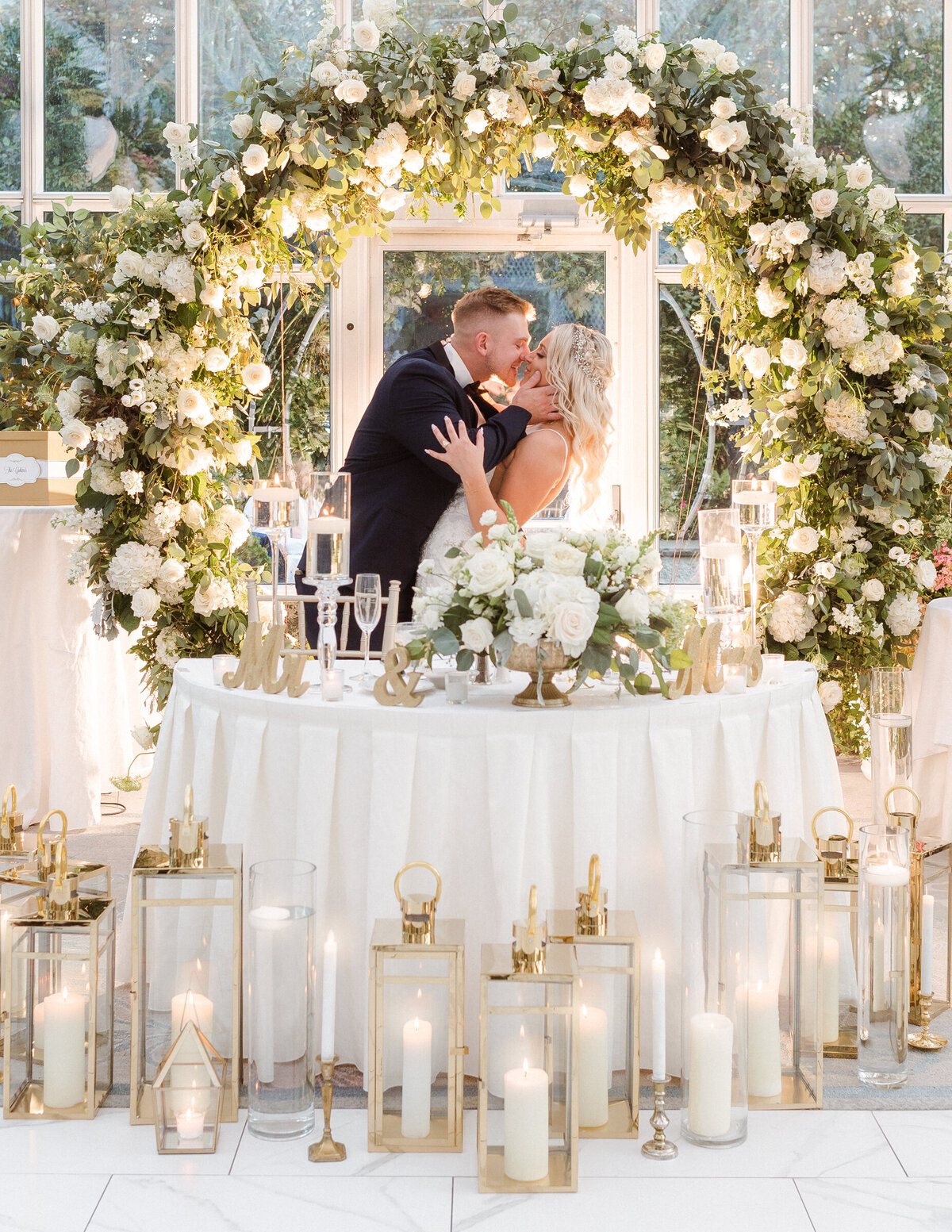 creative-wedding-photo-bride-and-groom-at-sweetheart-table