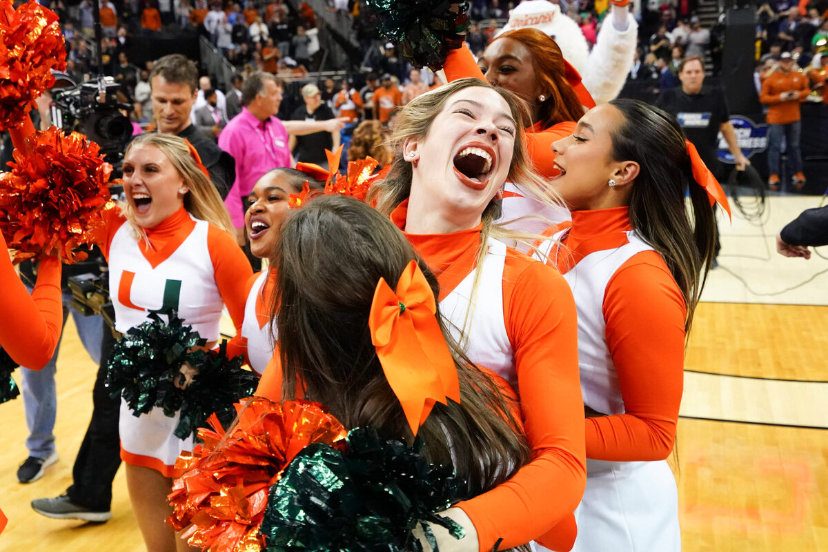 kansas-city-sports-photography-0217-basketball-cheerleaders-celebrating