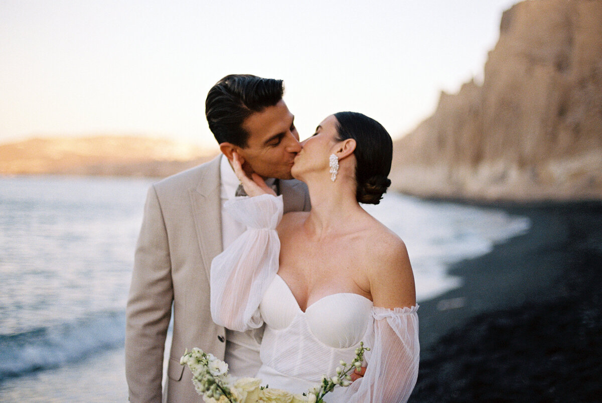 Shepardbrideandgroomkissingelopementsantorini35mmfilm