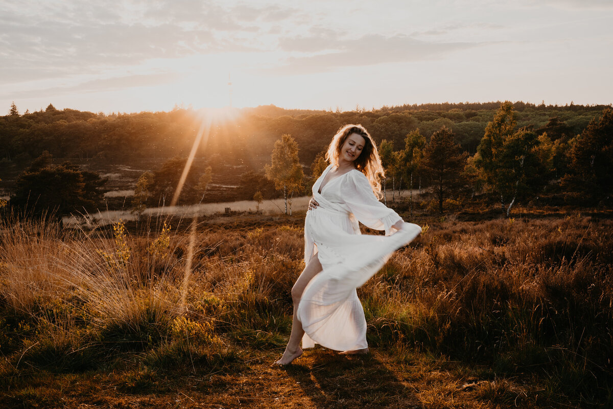 zwangerschapsshoot met zonsondergang