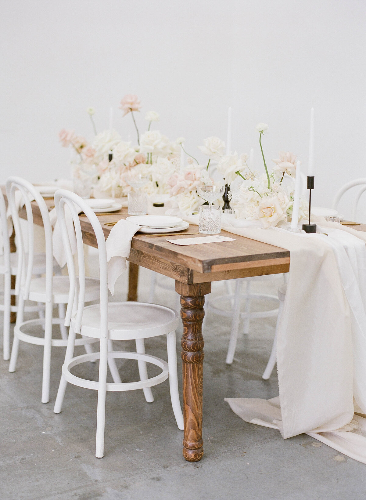 minimalist wedding reception styling