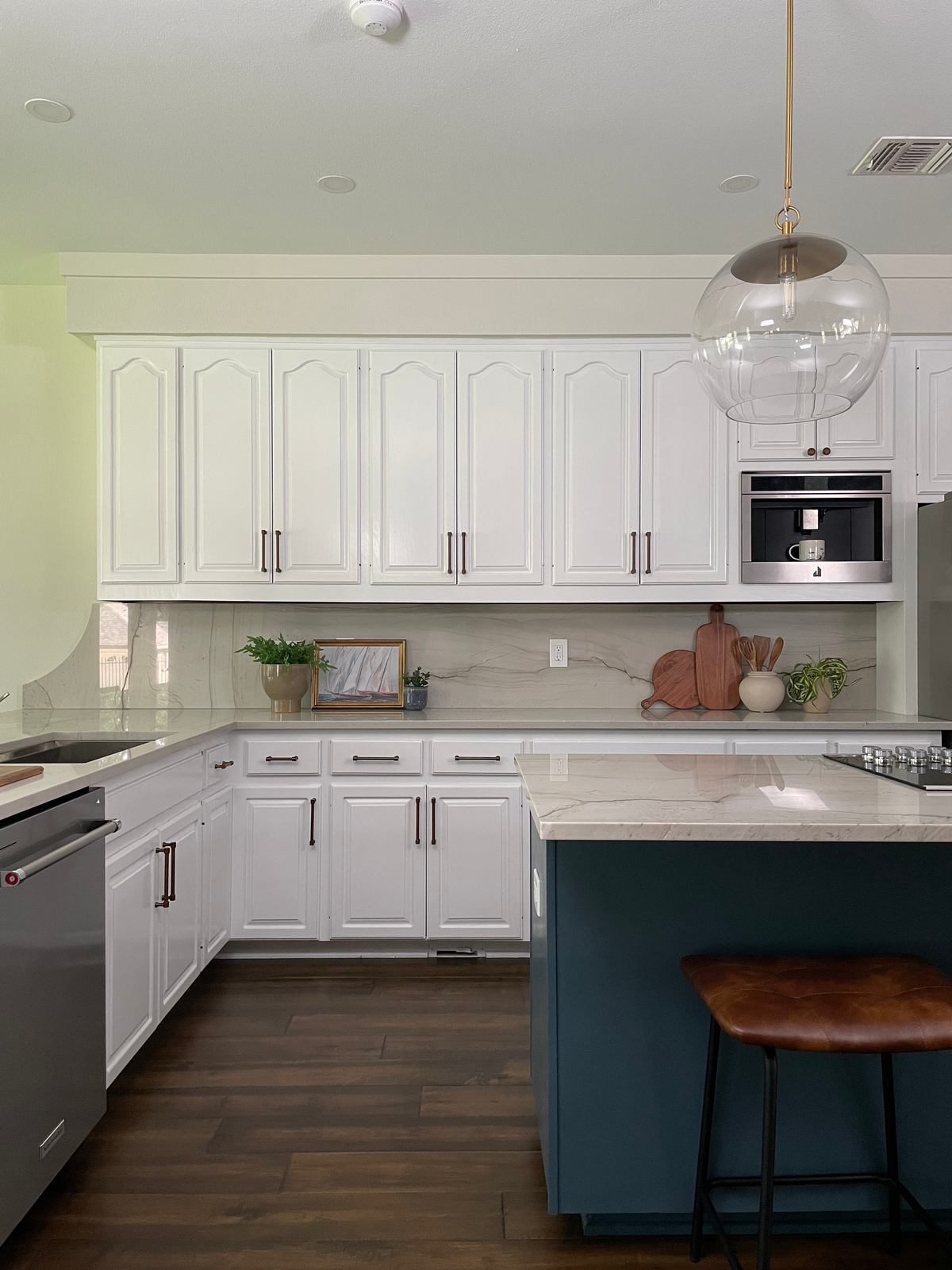 dusti j design golden hour kitchen blue island