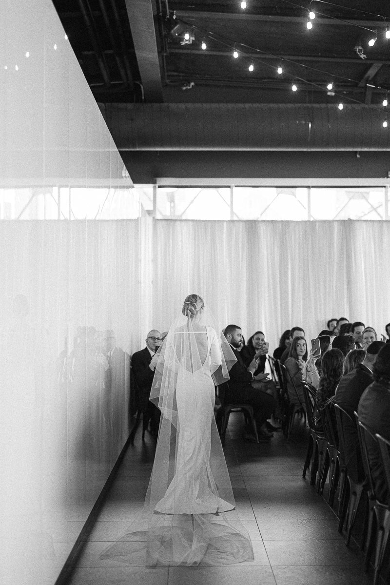 La mariée marche dans l'allée de la cérémonie de mariage