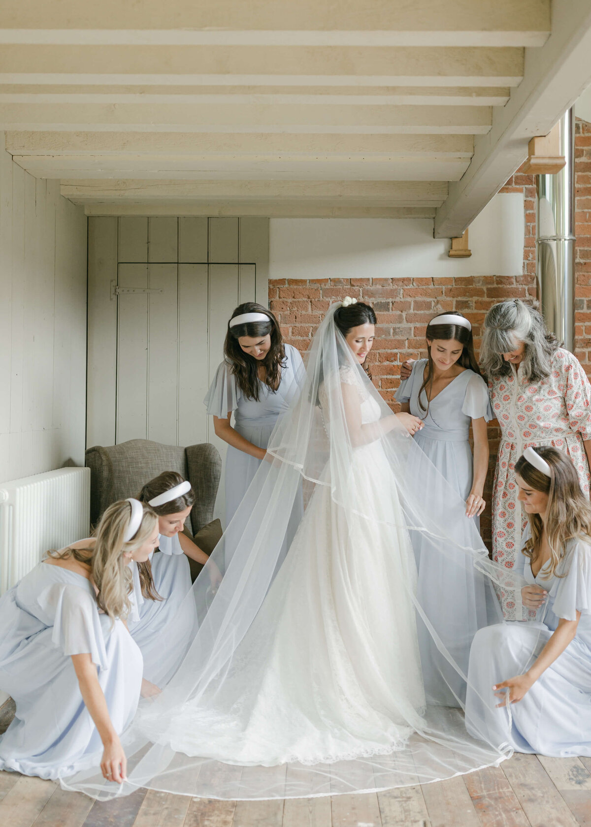 chloe-winstanley-weddings-wiltshire-bridal-party-veil