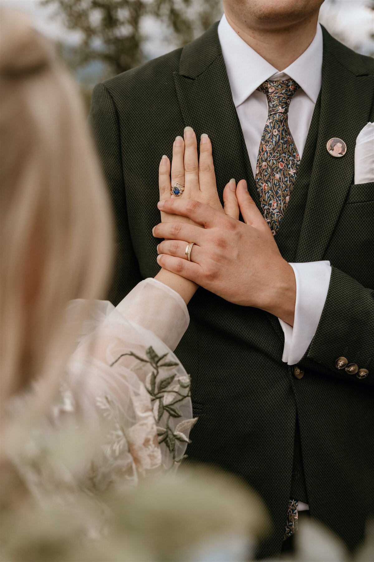 Fotografieravhanna_weddingphotographer-Pää&Brendan-Nikkaloukta-Porträtt-vid-kapellet80