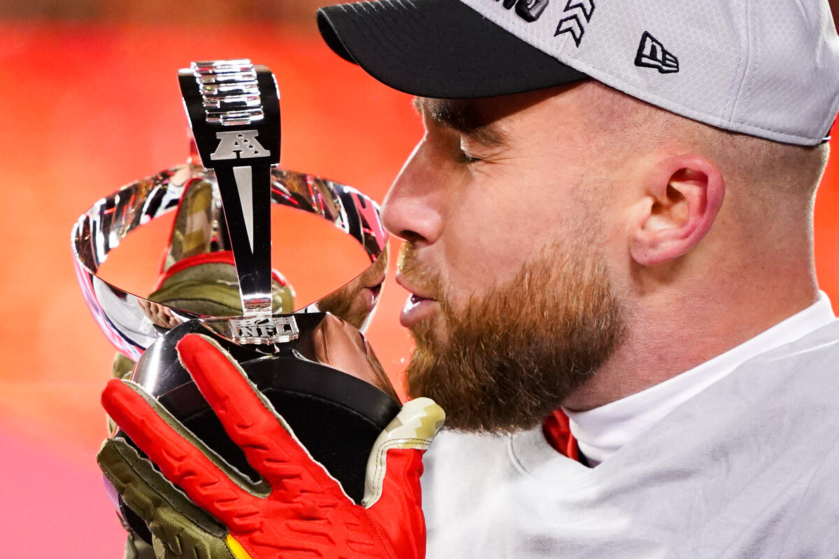 kansas-city-sports-photography-chiefs-0007-travis-kelce-kissing-trophy