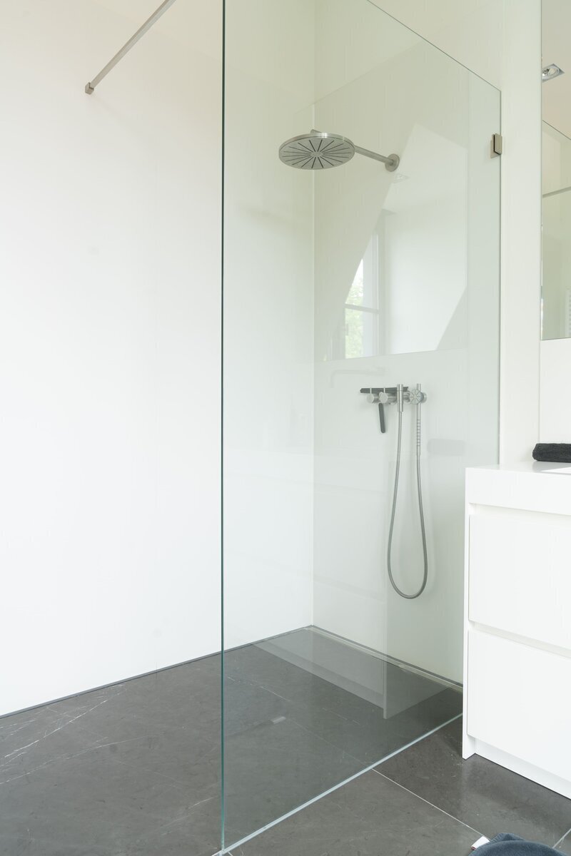 Badezimmer-Adam-Innenausbau-duschabtrennung-glas