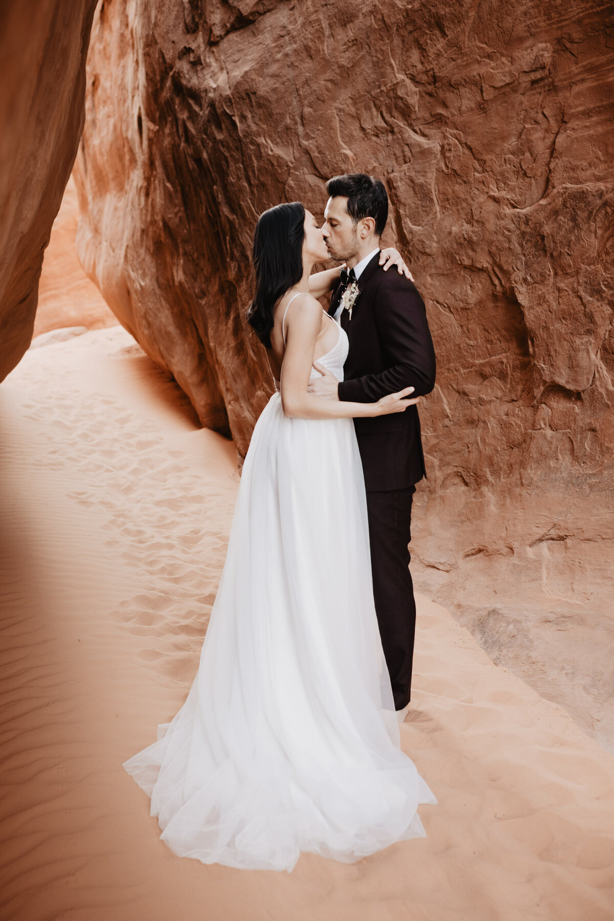 utah-elopement-photographer-moab-utah-wedding-first-kiss