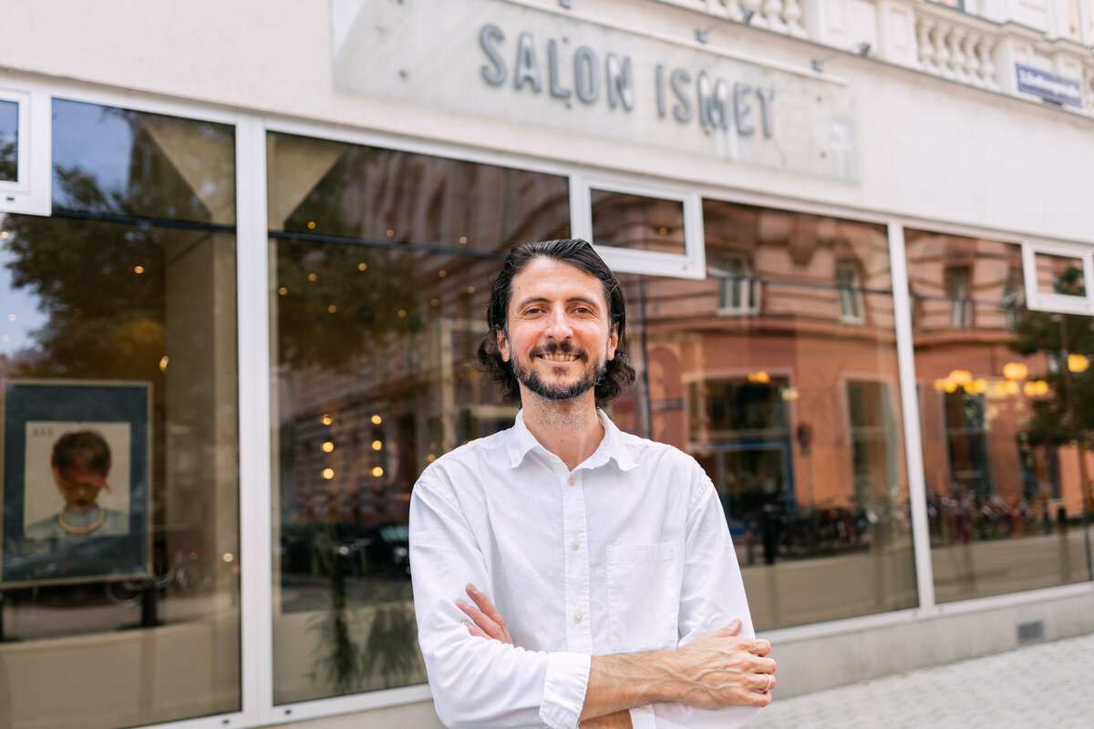Founder of Salon Ismet in front of the salon
