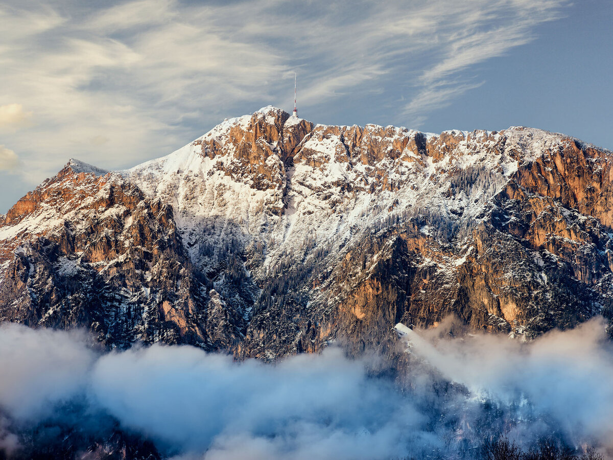 Verschneite Gipfelregion des Dobratsch mit markanter Felsstruktur und tiefem Himmel – klare Winteraufnahme mit alpinem Charakter für Tourismus und Naturthemen