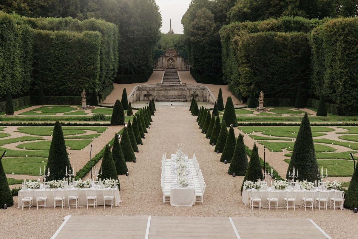 white luxury romance at chateau de Villette for Hannah & dylan Barbour wedding in Paris - Floarl designer Veronique lORRE39