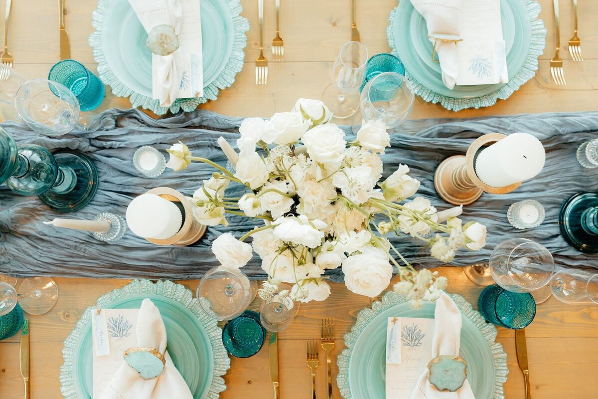 blue-white-wooden-tablescape