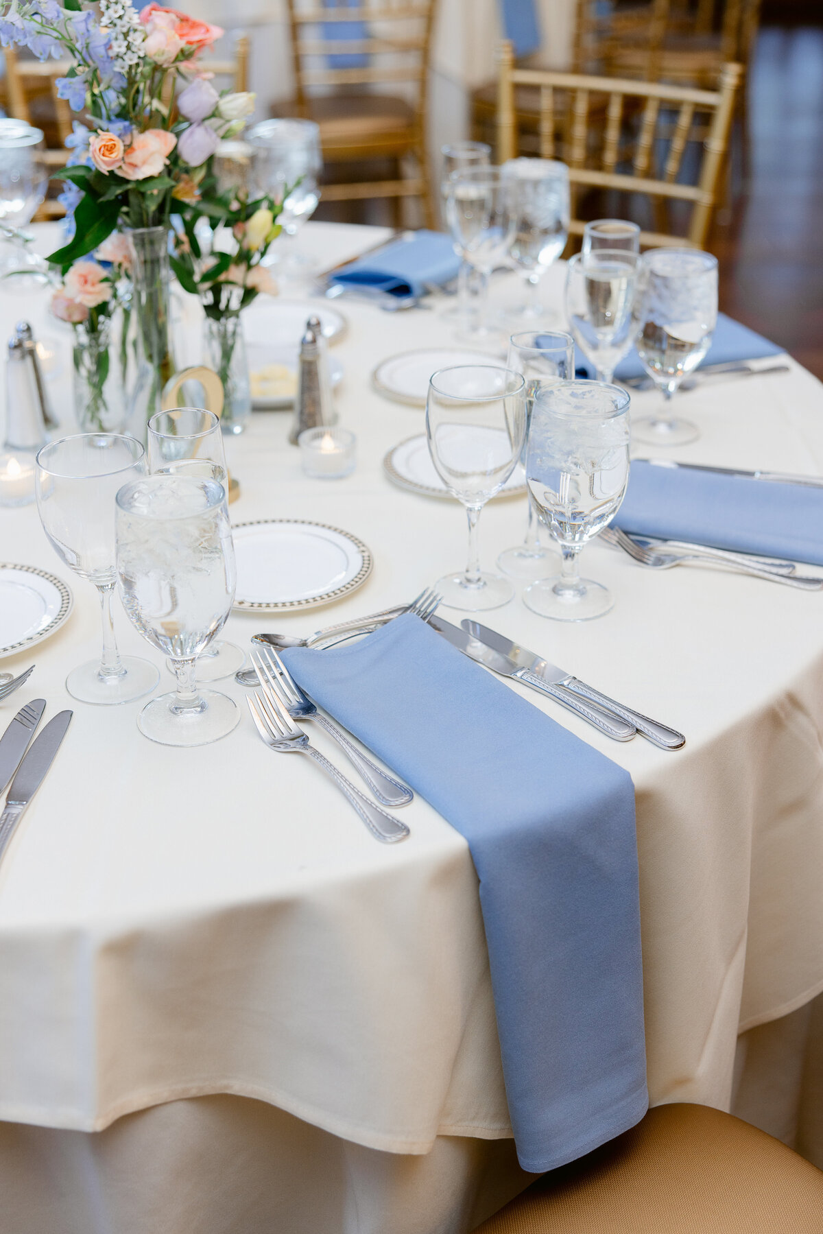 wedding-reception-table-setting-saint-clements-castle