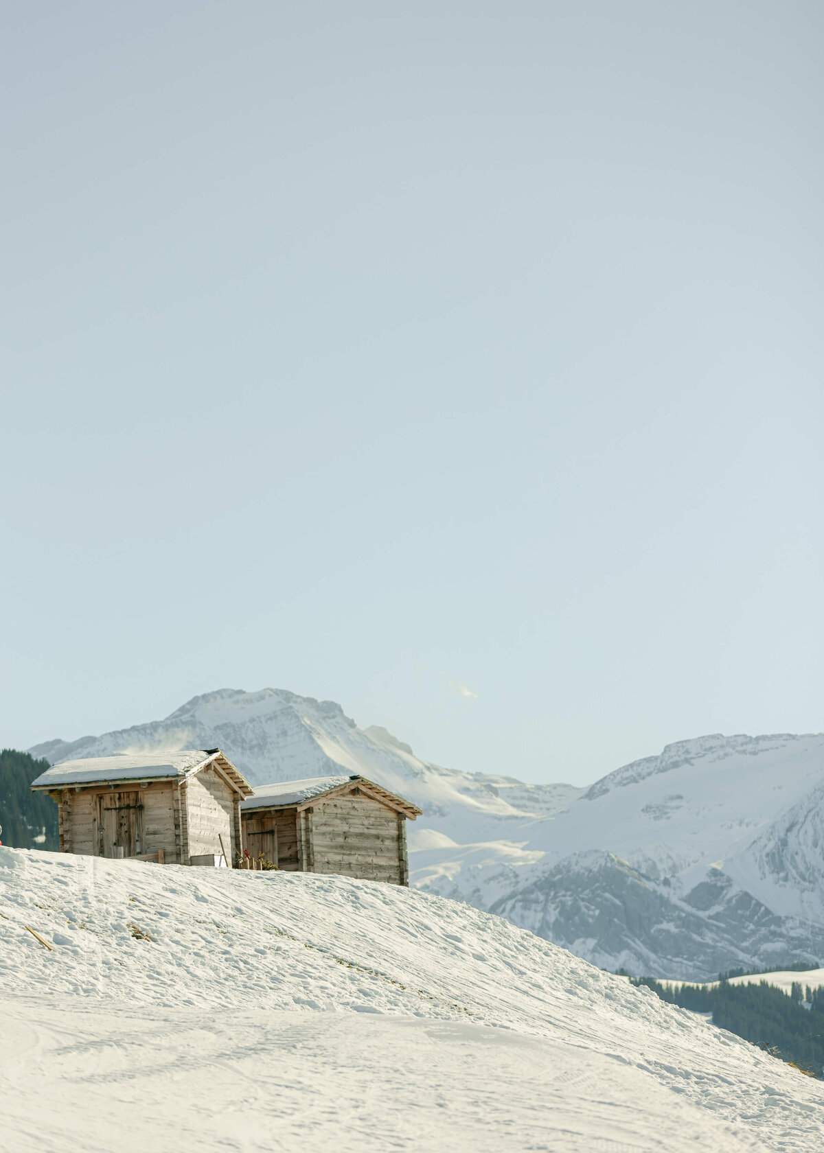 chloe-winstanley-events-switzerland-gstaad-ski-slopes-hut