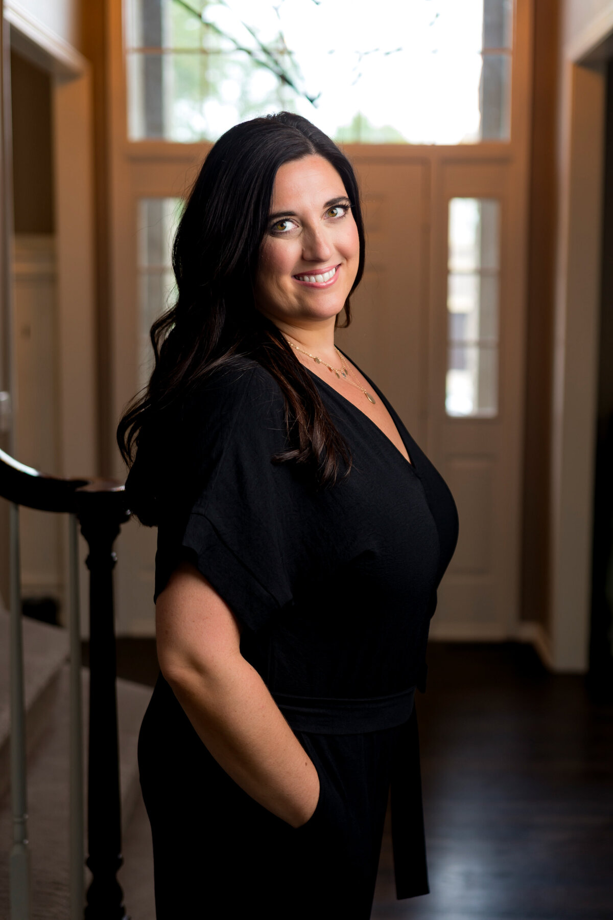 kansas-city-headshot_enviromental-portrait-photography-0108-woman-in-black-top-in-hallway-headshot