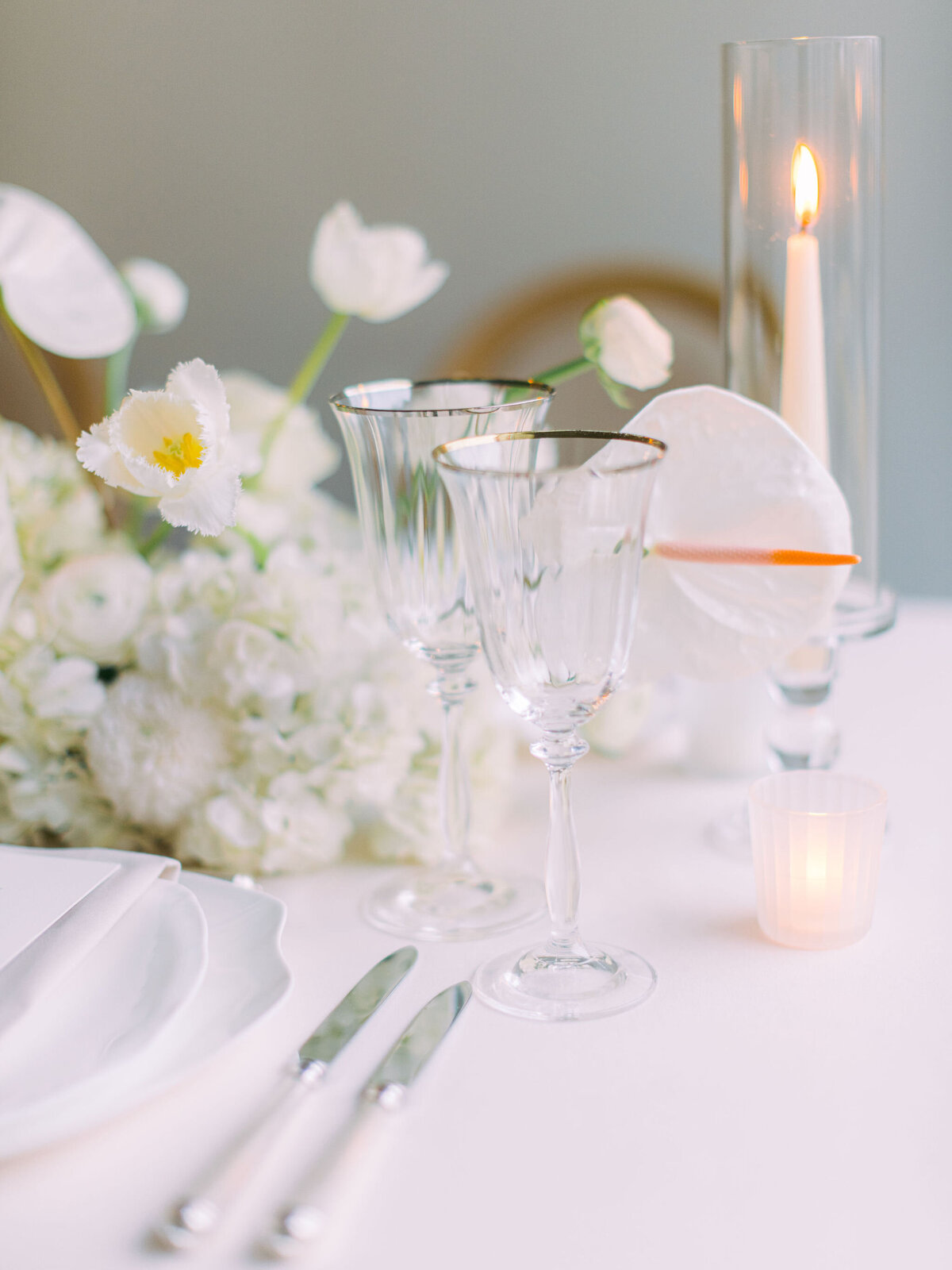 Beautiful-tableware-for-a-high-end-wedding