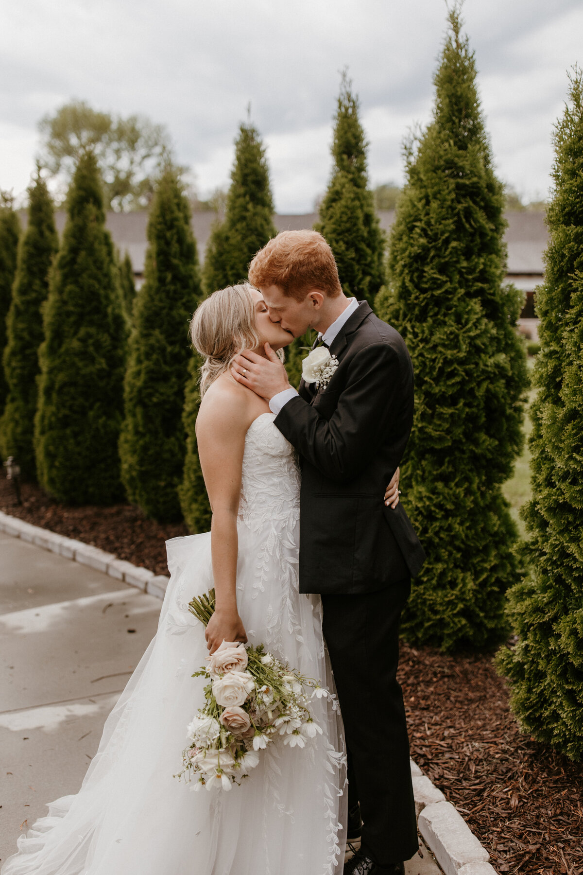 StLouis-Wedding-Photographer-JoyLynnPhotography-KnottingHills-Mary+Austin-Portraits318