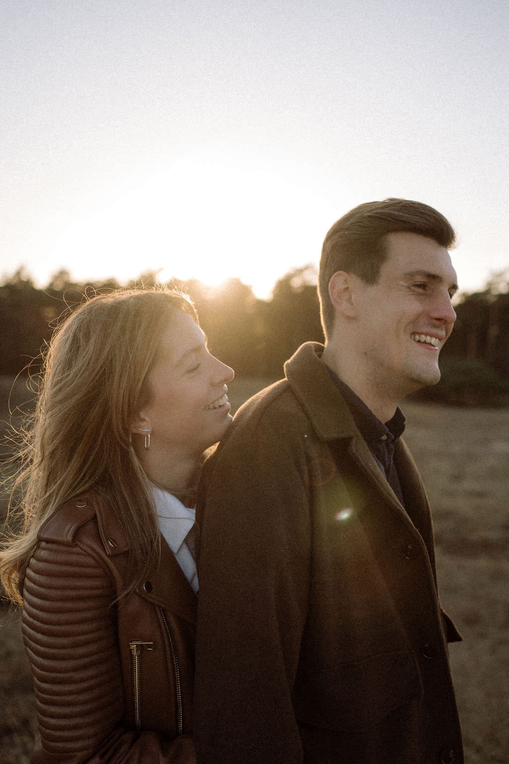 golden hour pre-wedding fotografie in Utrecht, ontspannen en natuurlijk - spontaan samen 