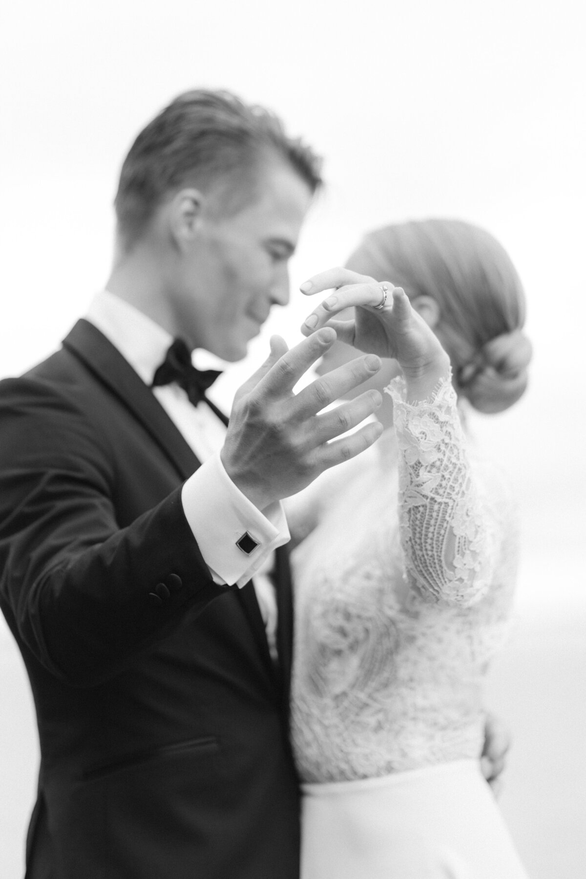 Hands of a wedding couple in a wedding photograph by Finnish photographer Hannika Gabrielsson.