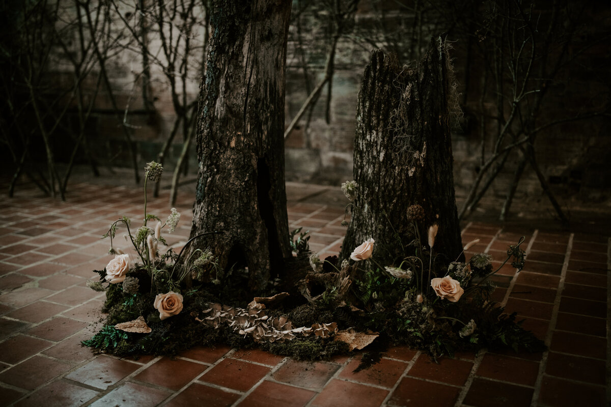 moody-wedding-flowers-floral-installation-atlanta-georgia-florist-bridal-bouquet_7 (8)