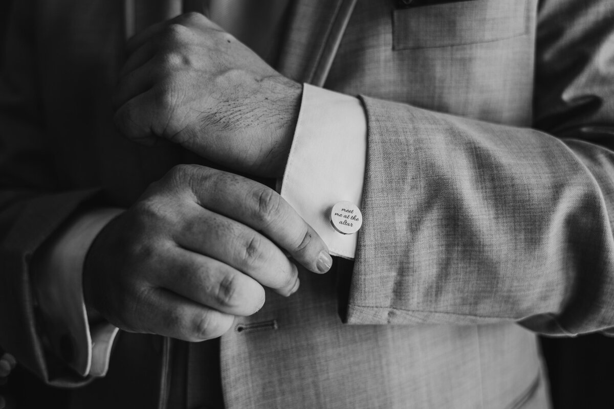 groom-cufflink-details