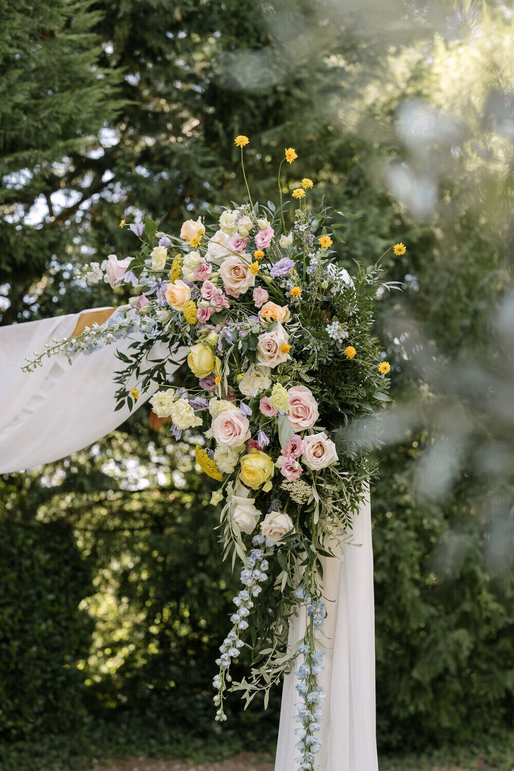 floral-arrangement-for-outdoor-ceremony2