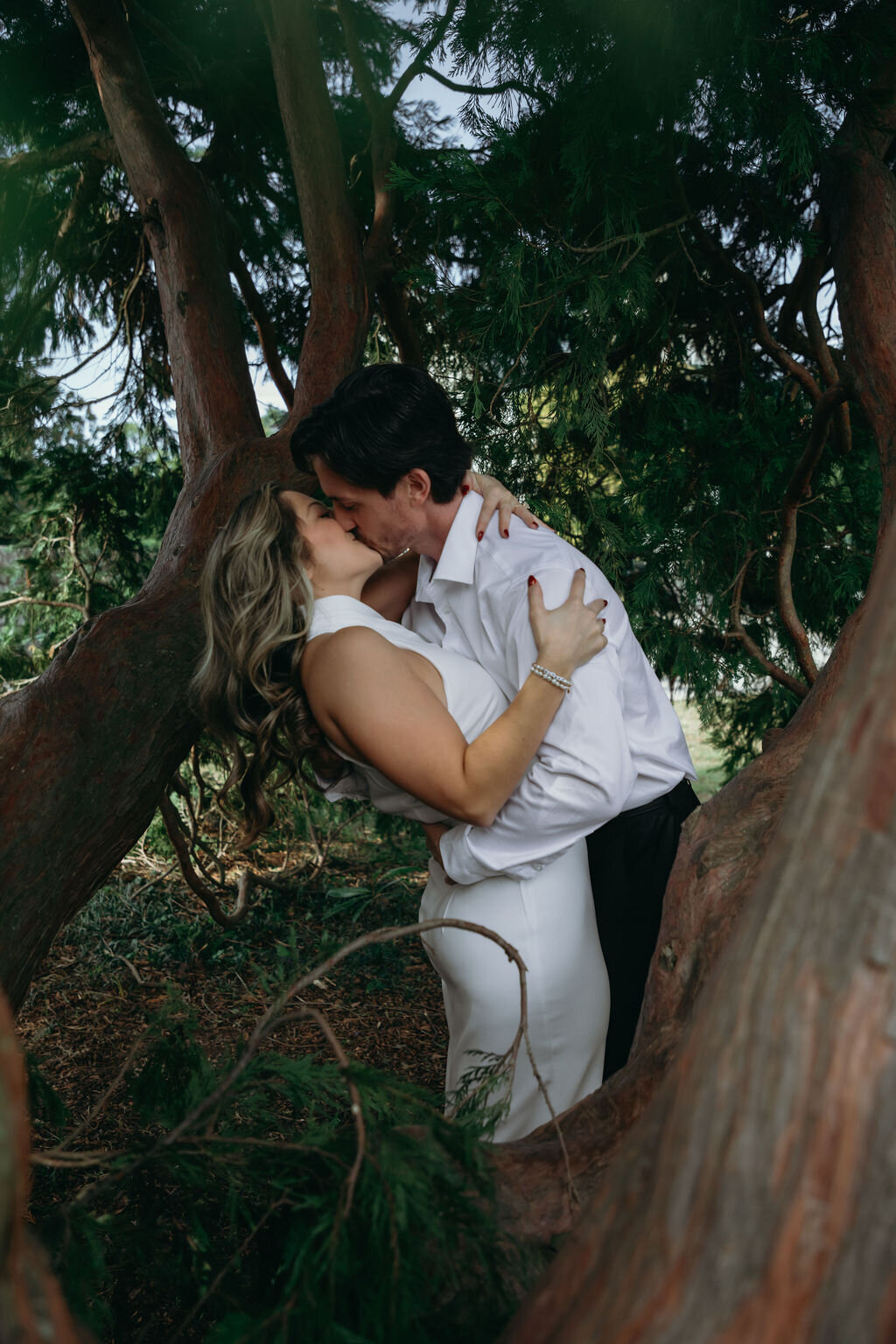 meredith-michel-photography-forest-engagement-kiss-richmond-va