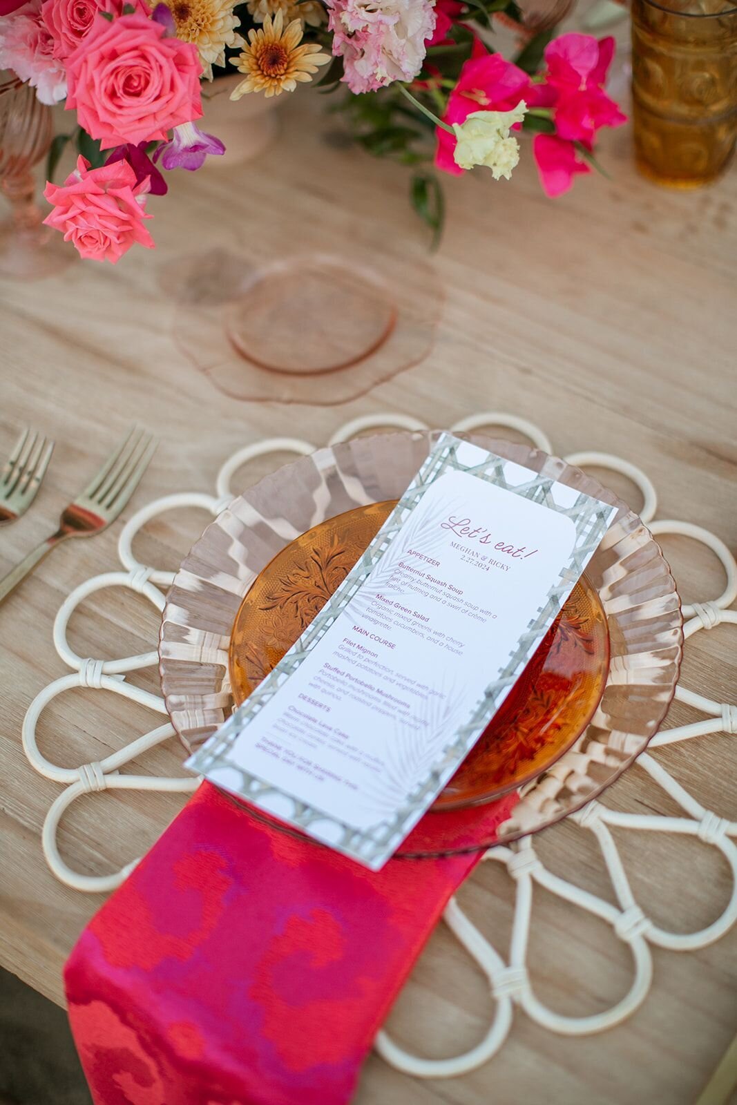 wicker-charger-with-pink-napkin