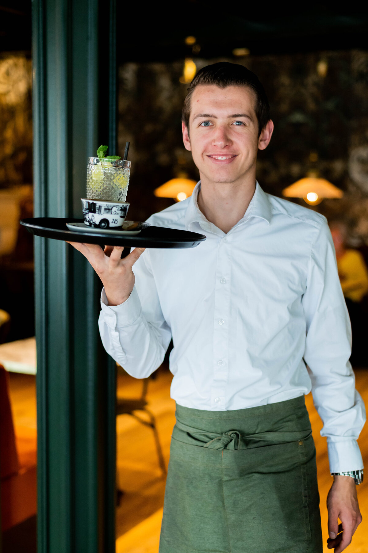 Bedrijfsfoto's restaurant leende ober aan het serveren