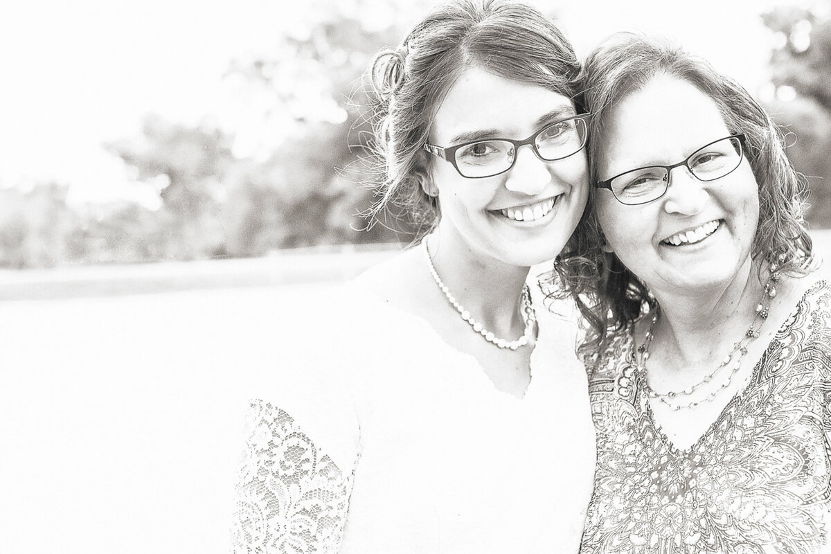 wedding family | Iowa wedding photographer | Iowa Photographer | Playlife | Cedar Rapids | Iowa City | Kalona | Alaynna Ann Schwartz-19