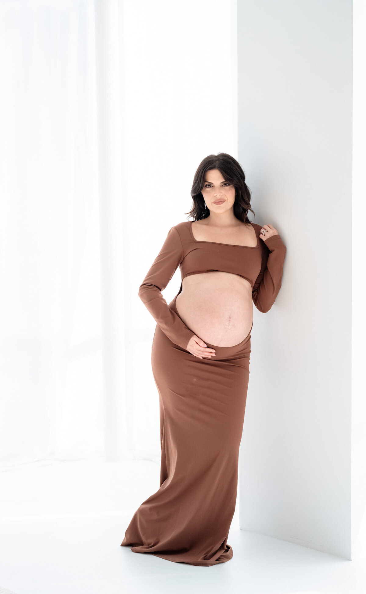 emmiclaire-maternity-outfit-change-neutral-tones