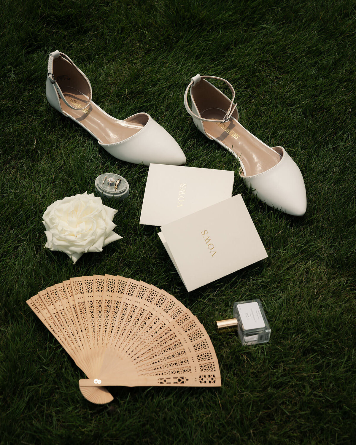 wedding-detail-photos-inthegrass